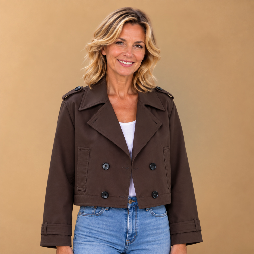 Dames korte trenchcoat met dubbele knoopsluiting Jelle Jora Mode