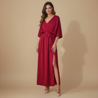 Elegante midi-jurk met V-hals split en strikceintuur Jelle Jora Mode