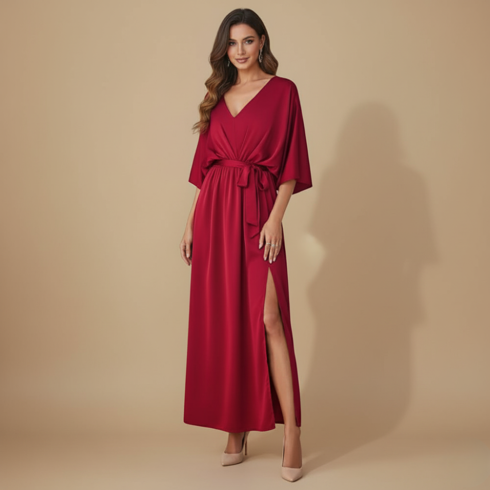 Elegante midi-jurk met V-hals split en strikceintuur Jelle Jora Mode