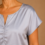 Dames shirt met v-hals korte mouwen en knopen Jelle Jora Mode
