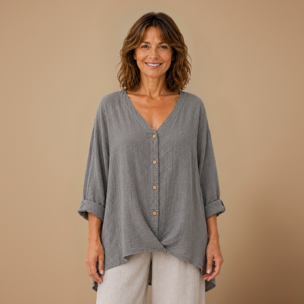 Dames casual blouse met losse pasvorm knoopsluiting en v-hals Jelle Jora Mode