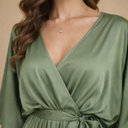 Elegante midi-jurk met V-hals split en strikceintuur Jelle Jora Mode