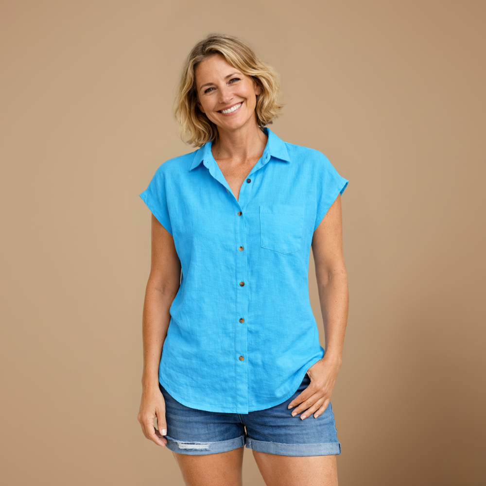 Vrouwenblouse met losse pasvorm mouwloos en met knopen Jelle Jora Mode