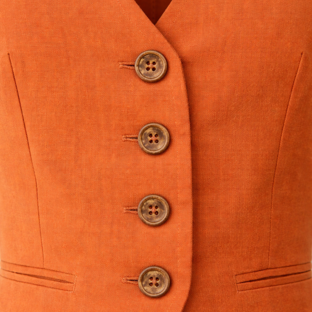 Dames casual outfit met een getailleerd vest en broek Jelle Jora Mode