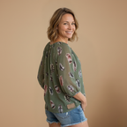 Dames zomerblouse met V-hals en verenprint Jelle Jora Mode