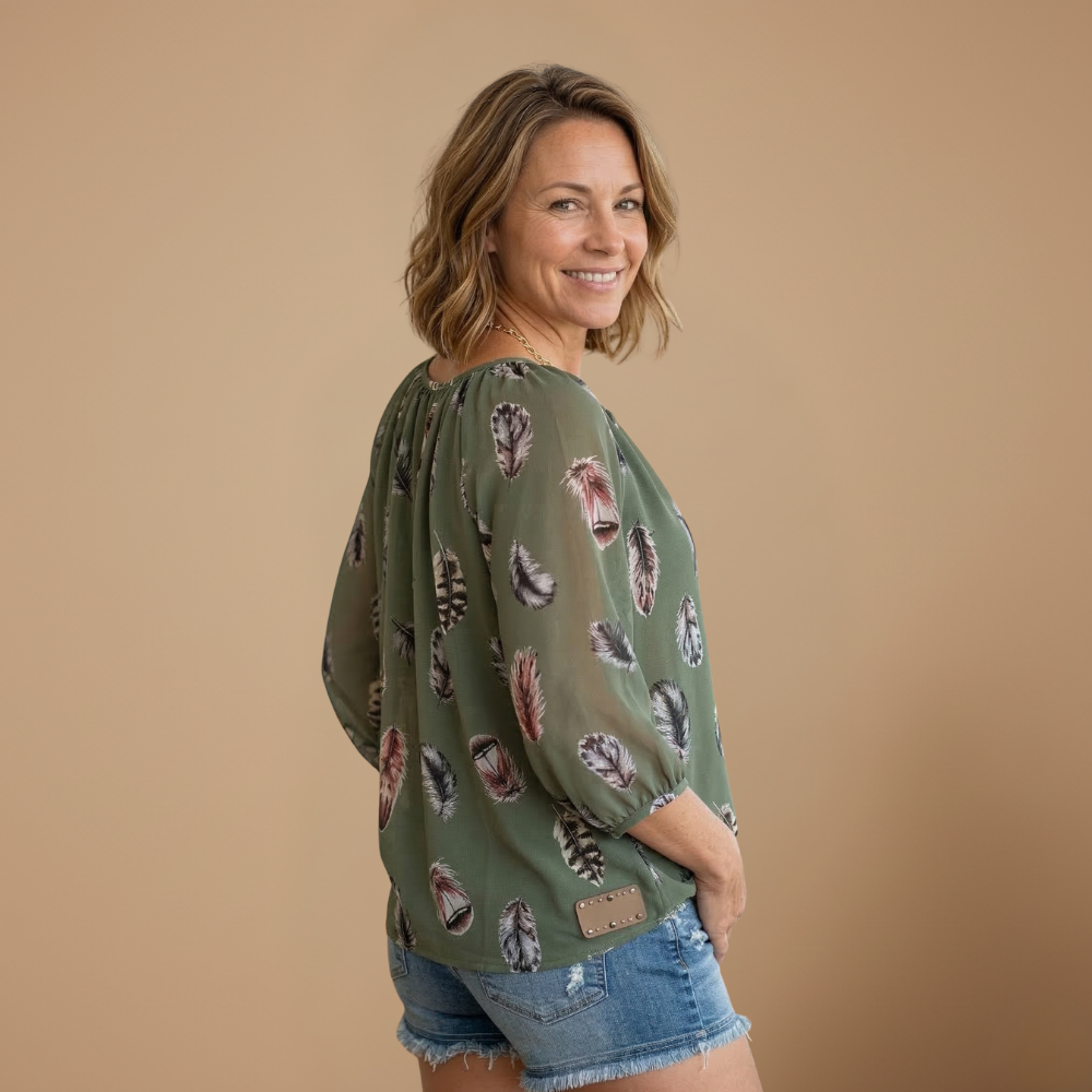 Dames zomerblouse met V-hals en verenprint Jelle Jora Mode