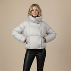 Damesjas met capuchon en korte casual pasvorm Jelle Jora Mode