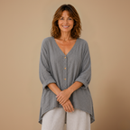 Dames casual blouse met losse pasvorm knoopsluiting en v-hals Jelle Jora Mode