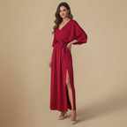 Elegante midi-jurk met V-hals split en strikceintuur Jelle Jora Mode