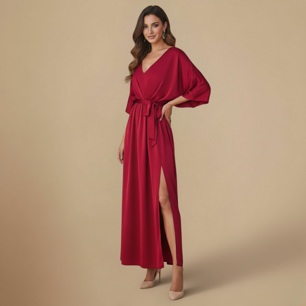 Elegante midi-jurk met V-hals split en strikceintuur Jelle Jora Mode