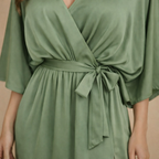 Elegante midi-jurk met V-hals split en strikceintuur Jelle Jora Mode