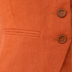 Dames casual outfit met een getailleerd vest en broek Jelle Jora Mode