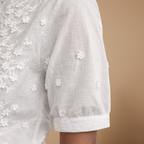 Damesblouse met V-hals en borduursels voor de zomer Jelle Jora Mode