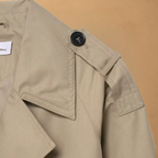 Dames korte trenchcoat met dubbele knoopsluiting Jelle Jora Mode