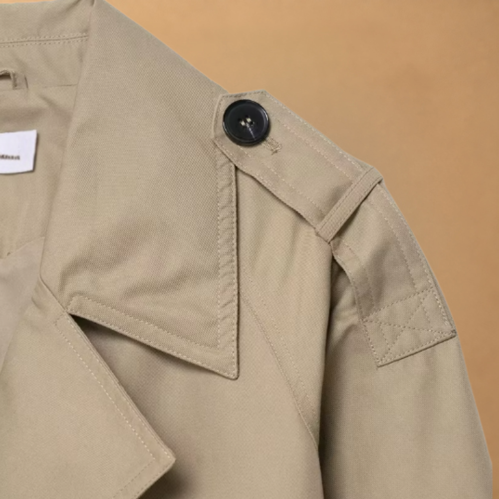 Dames korte trenchcoat met dubbele knoopsluiting Jelle Jora Mode