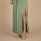 Elegante midi-jurk met V-hals split en strikceintuur Jelle Jora Mode