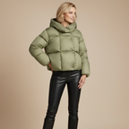 Damesjas met capuchon en korte casual pasvorm Jelle Jora Mode