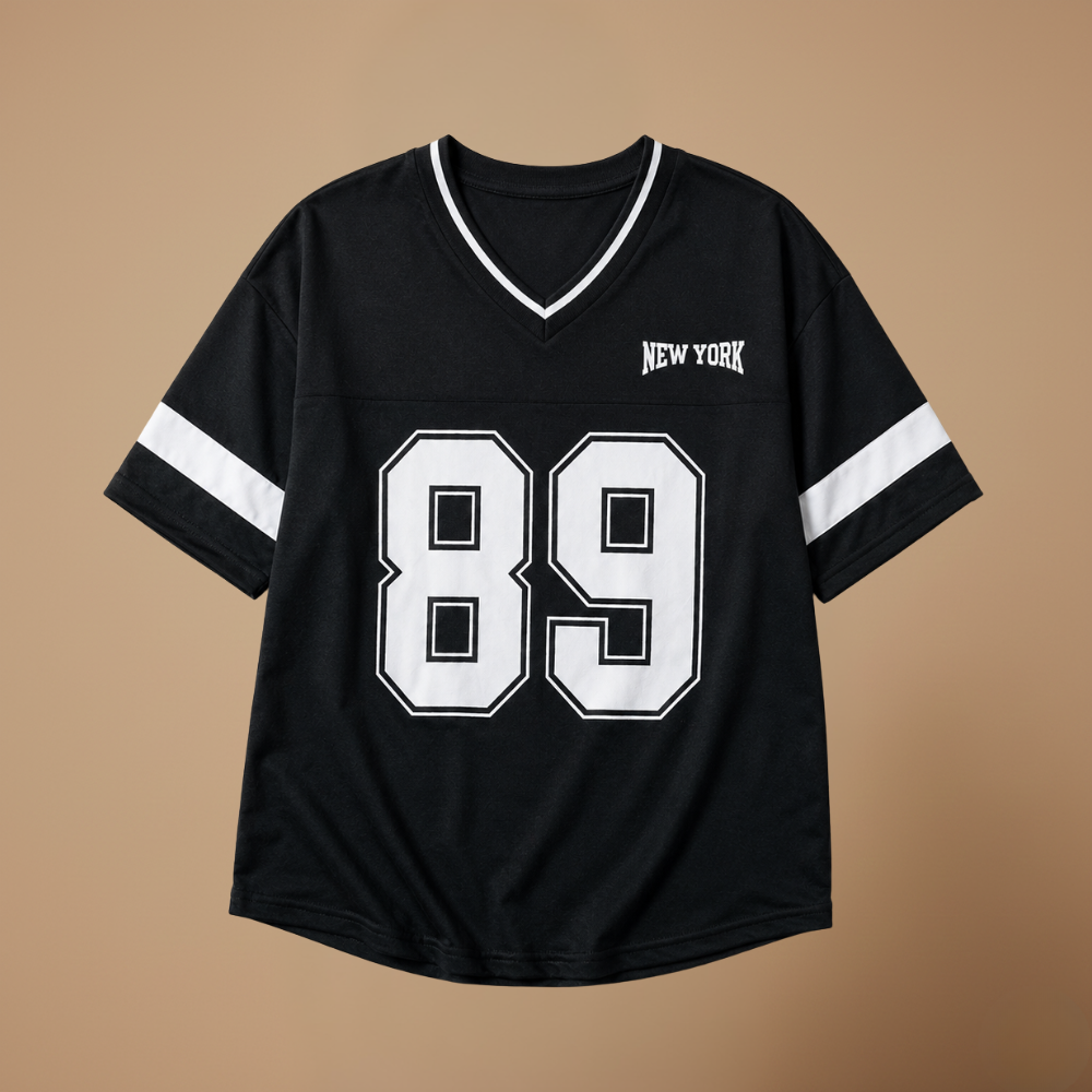 Dames lossittend T-shirt met V-hals en ‘Number’-design Jelle Jora Mode