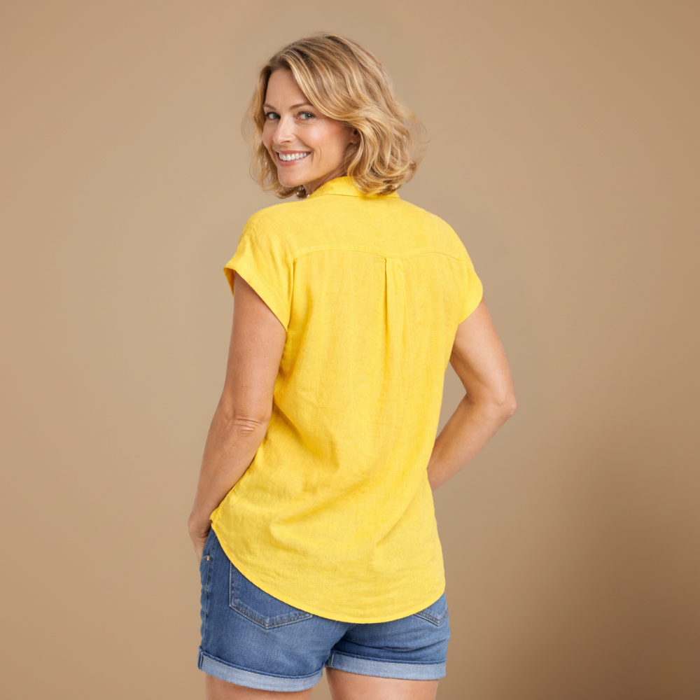 Vrouwenblouse met losse pasvorm mouwloos en met knopen Jelle Jora Mode