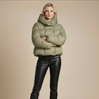 Damesjas met capuchon en korte casual pasvorm Jelle Jora Mode