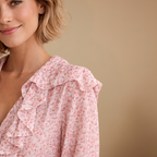 Damesblouse met lange mouwen en ruches aan de kraag