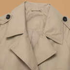 Dames korte trenchcoat met dubbele knoopsluiting Jelle Jora Mode