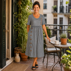 Dames gestreepte midi-jurk met zakken en knoopdetails Jelle Jora Mode