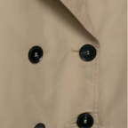 Dames korte trenchcoat met dubbele knoopsluiting Jelle Jora Mode