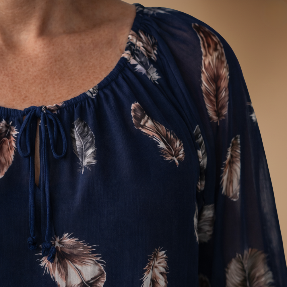 Dames zomerblouse met V-hals en verenprint Jelle Jora Mode