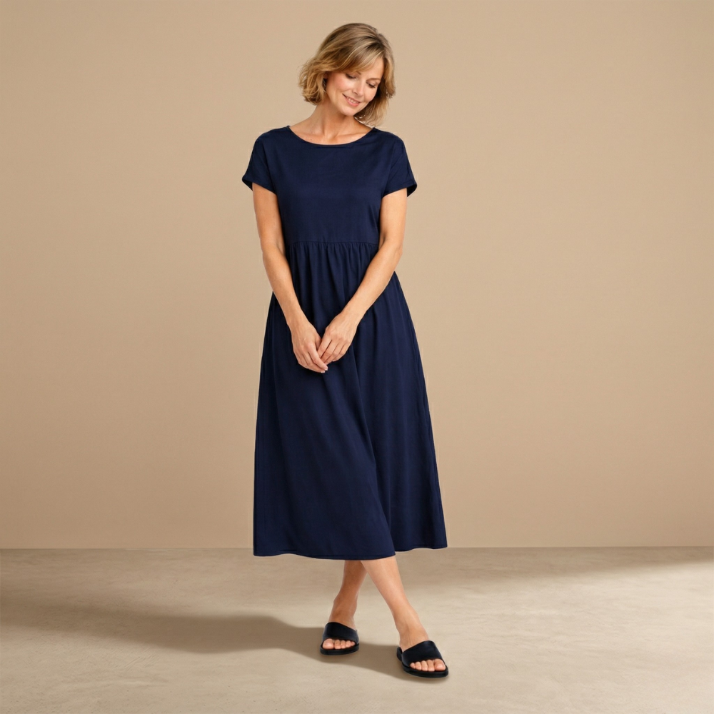 Dames casual midi jurk met ronde hals korte mouwen en zakken Jelle Jora Mode